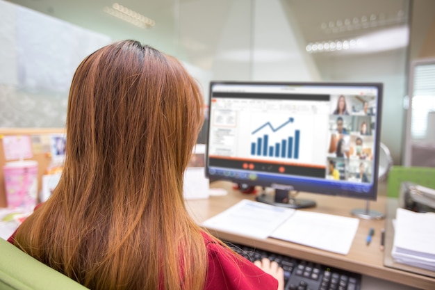 Foto zakenvrouwen kijken naar grafieken vanaf het scherm van computerlaptop voor onlinevergaderingen.
