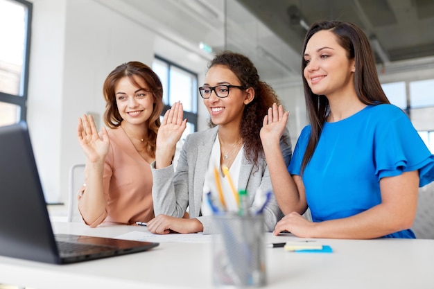 zakenvrouwen met een videochat op kantoor