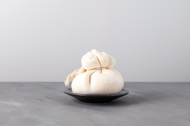 Zakje Italiaanse burrata of burratina kaas gemaakt van mozzarella en roomvulling