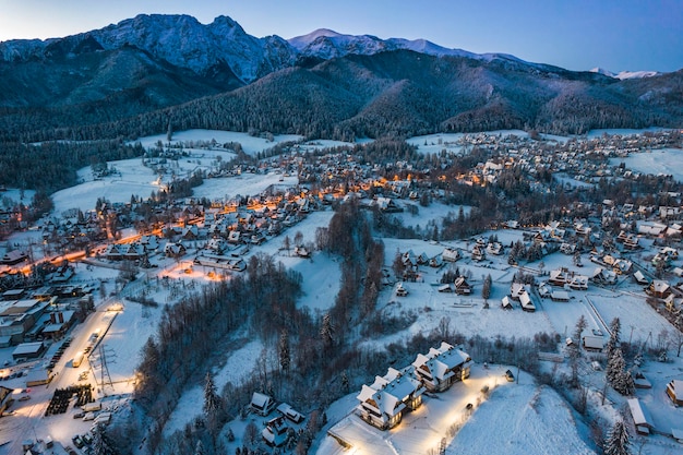 Giewont Mountain Drone View가 있는 겨울의 자코파네 도시 풍경