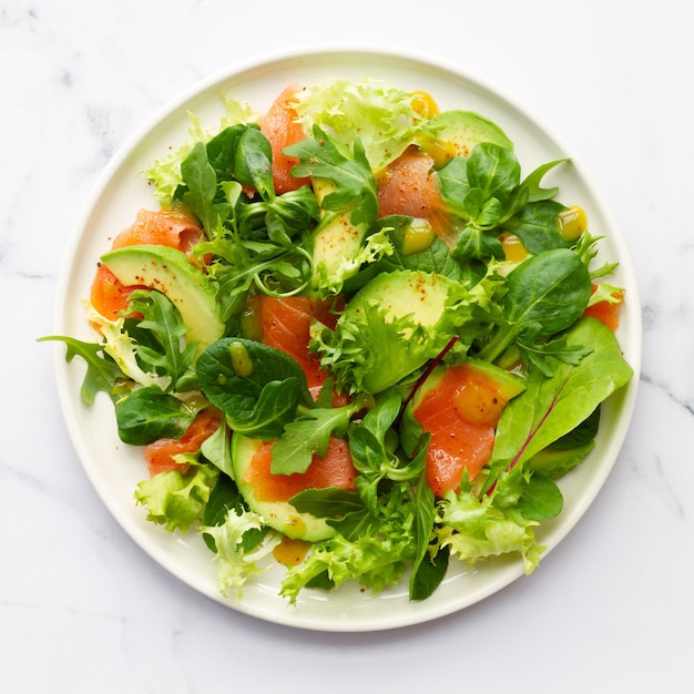 Zalm avocado en diverse slasalade op witte marmeren achtergrond