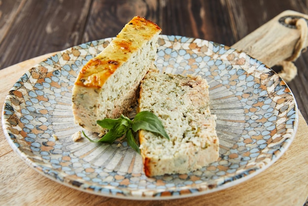 Zalm en dennis paté, gesneden plakjes op plaat van basilicum. Franse gastronomische keuken