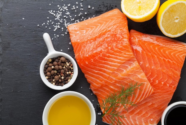 Zalm en kruiden op stenen tafel