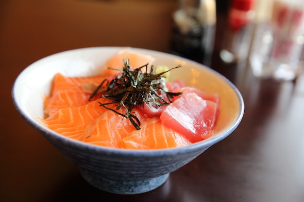 Zalm en tonijn sushi don