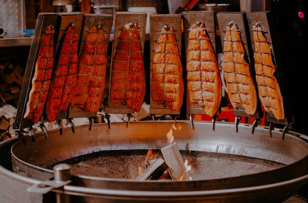 Zalm gerookt op open vuur op de kerstmarkt in Hamburg, Duitsland