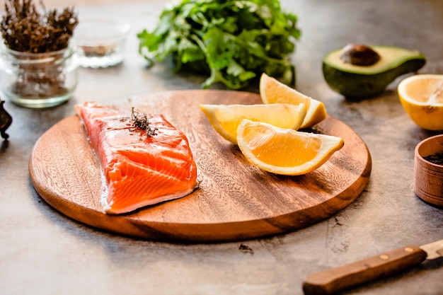 Zalm geserveerd met kruiden, avocado en citroen.