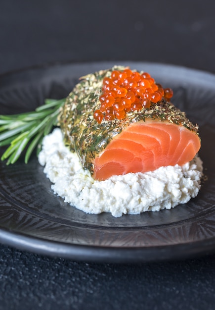 Zalm in muntsaus met rode kaviaar en ricotta