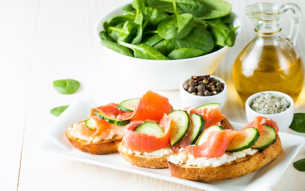 Zalm, komkommer en roomkaasbruschetta.