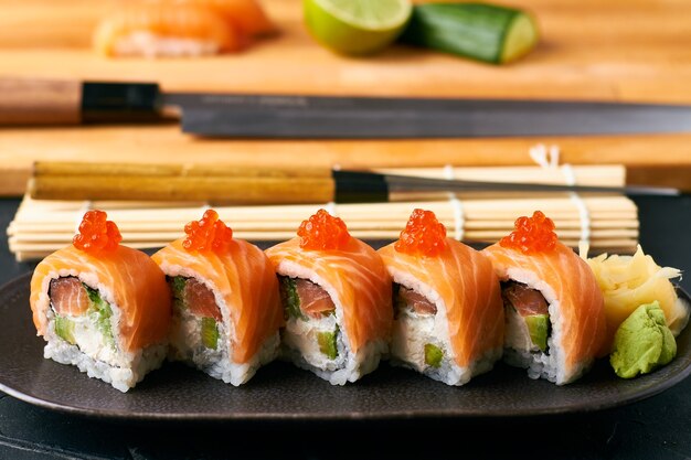 Zalm maki roll sushi bar Japans eten