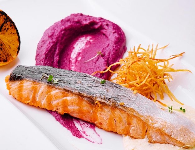 Zalm met bietenpuree en roomsaus