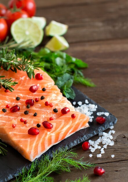 Zalm met groenten en kruiden close-up op hout