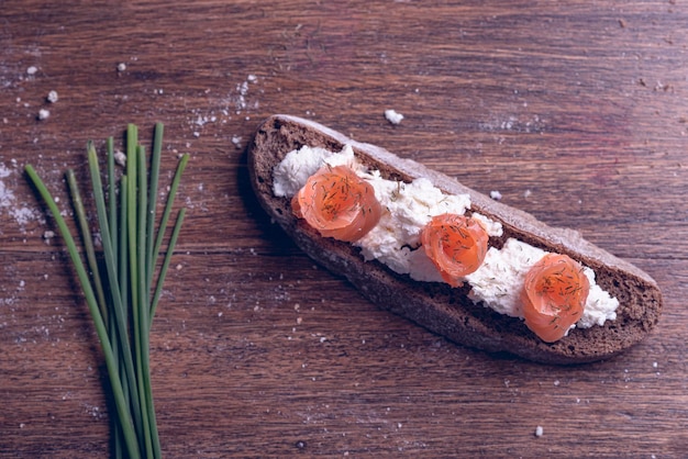 Zalm met kaas op roggebrood