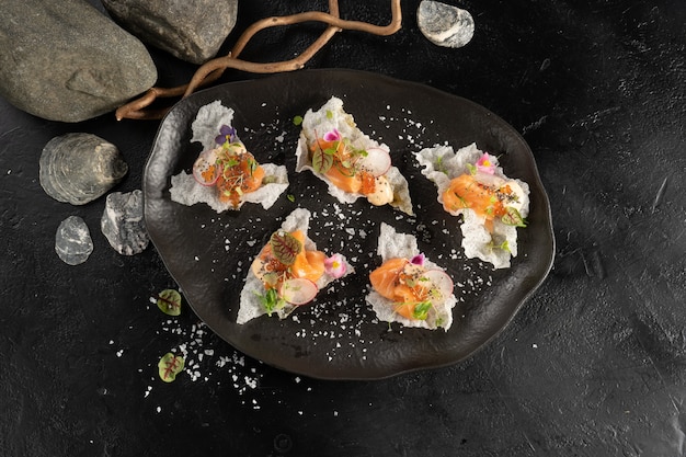 Zalm met radijs in honing ponzu op rijstchips