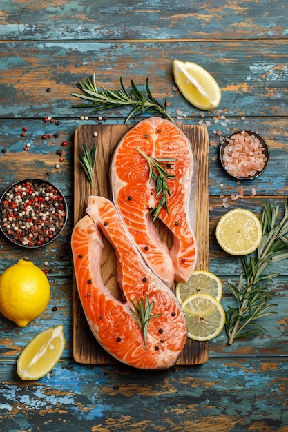 Zalm. Rauwe forel rode vis steak met ingrediënten om te koken. Zalm koken, zeevruchten. Gezond eten concept