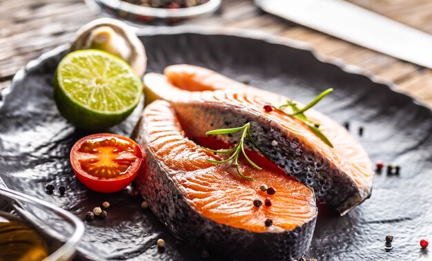 Zalm rauwe steaks rozemarijn tomaten paddestoel limoen olijfolie en specerijen - Close-up.