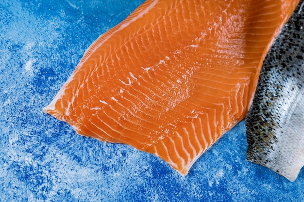 Zalm ruw stuk van met ingrediënten op lijst