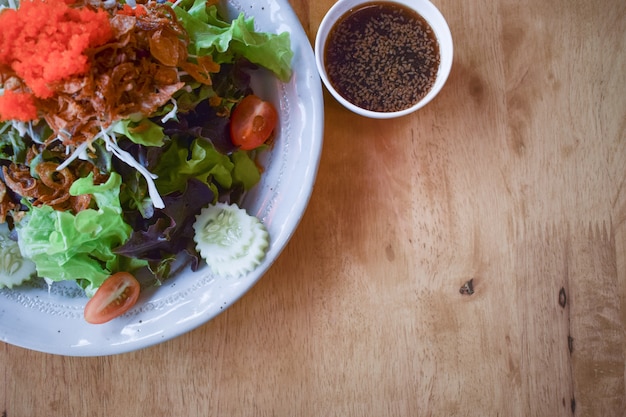 Zalm salade met baby spinazie, cherrytomaatjes, rode ui en maïssalade.