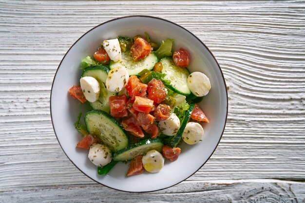 Zalm salade van mozzarella tomaat komkommer