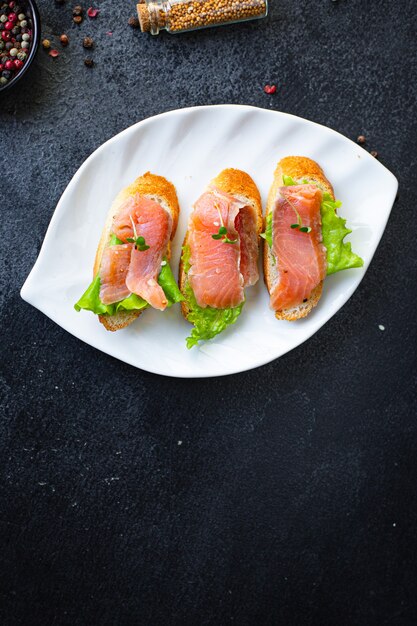 zalm sandwich vis Smorrebrod bruschetta zeevruchten eten pescetarian