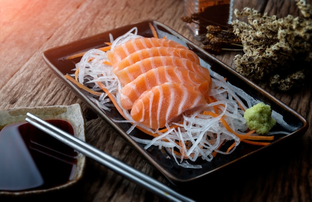 Zalm sashimi japanse stijl gesneden.