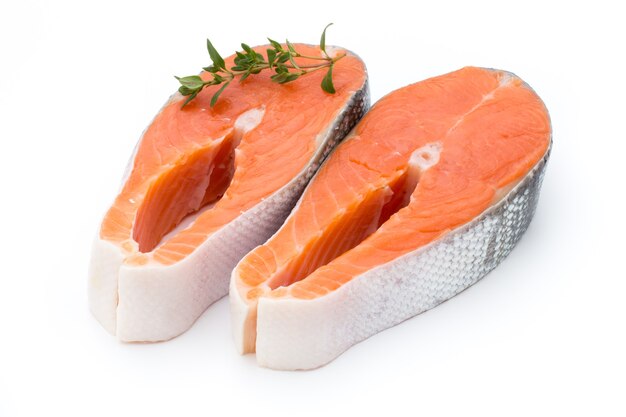 Zalm steak close-up geïsoleerd op een witte achtergrond