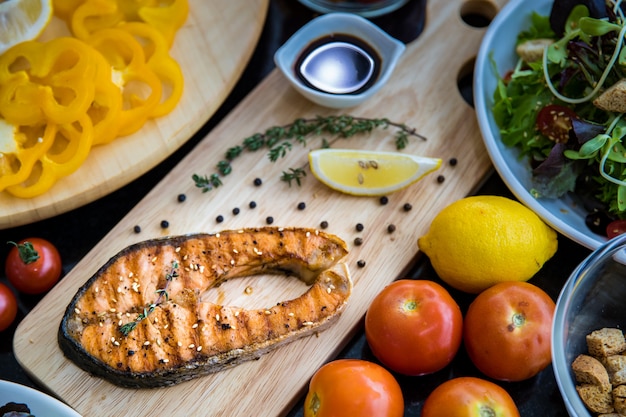 Zalm steak en groente salade, bovenaanzicht.