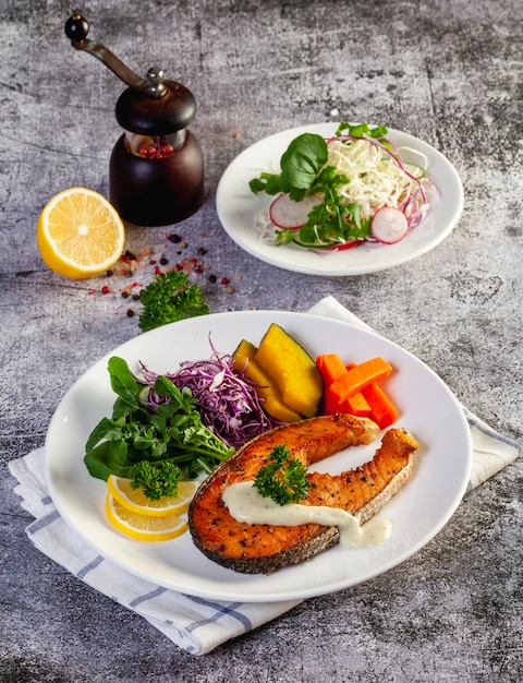 Zalm steak in witte plaat op tafel