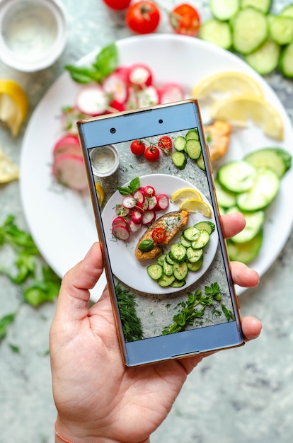 Foto zalm steak met citroen, tomaten, komkommer en radijs op plaat. gezonde zeevruchten.