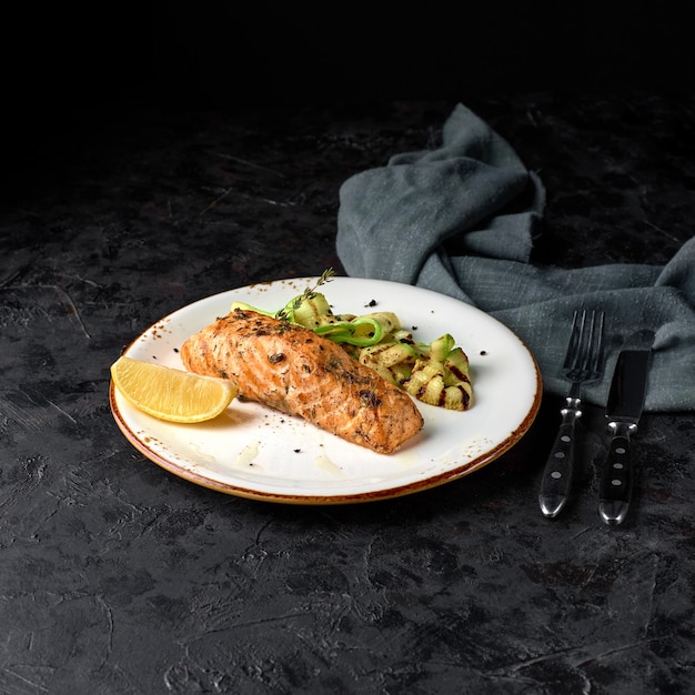 Zalm Steak Met Courgette Noedels. foto voor het menu.