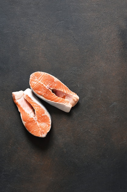 Zalm steak met kruiden op een betonnen keukentafel. Bovenaanzicht met kopie ruimte.