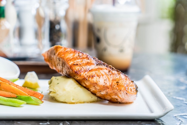 zalm steak met puree aardappel en groenten