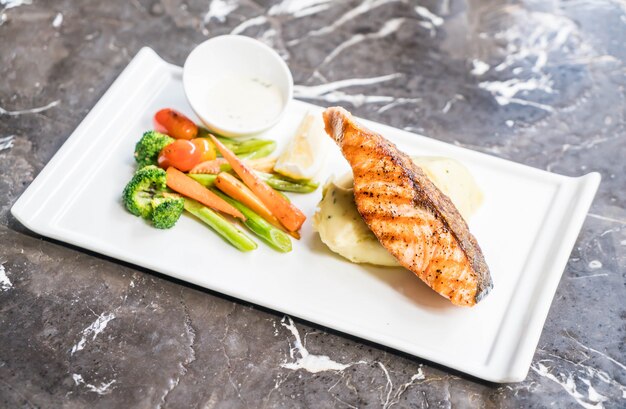 Zalm steak met puree aardappel en groenten