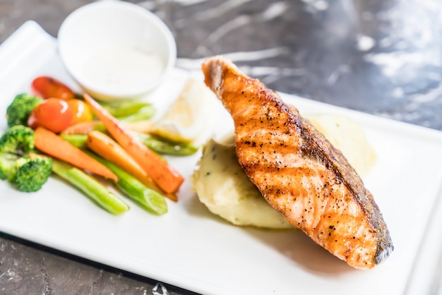 zalm steak met puree aardappel en groenten