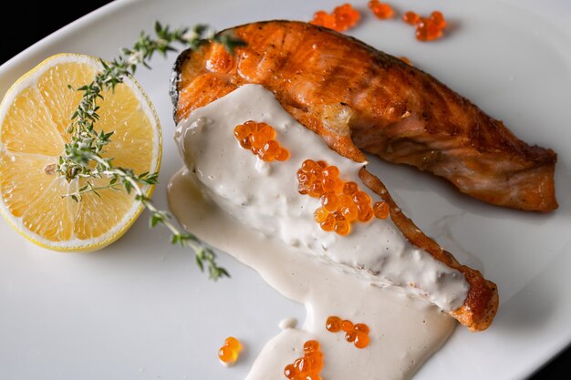 Zalm steak met rode kaviaar