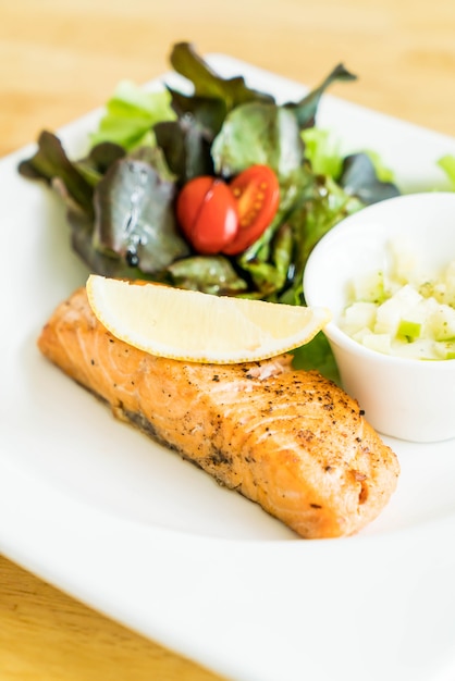 zalm steak met salade