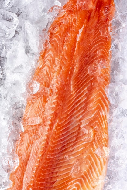 Zalm stuk rauw vlees op ijs eten achtergrond close-up weergave