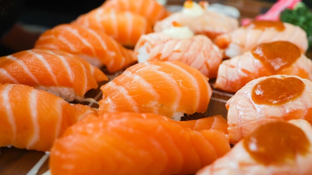 Zalm Sushi Japans eten op tafel in restaurant Japanse keuken set Sashimi Zalm sushi nigiri