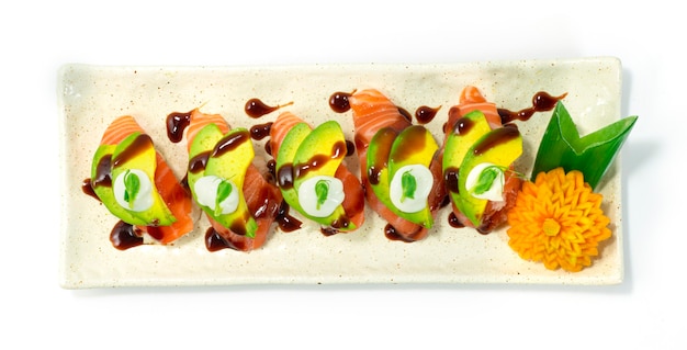 Zalm Sushi Nigiri boven Avocado En Saus Japanse Food Style bovenaanzicht