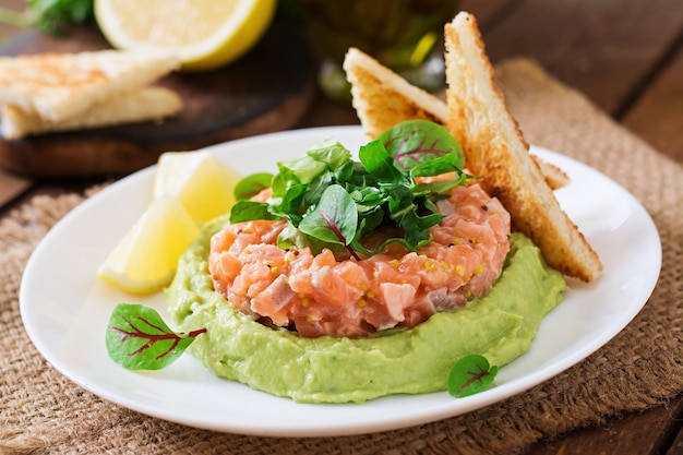 Zalm tartare met avocado mousse