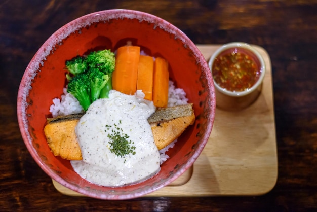 Zalm Teriyaki met groenten op Japanse Rijstkom