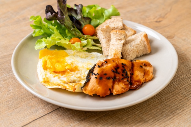 zalm teriyaki steak met gebakken ei en salade