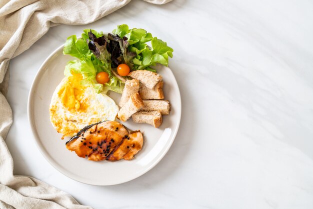 zalm teriyaki steak met gebakken ei en salade