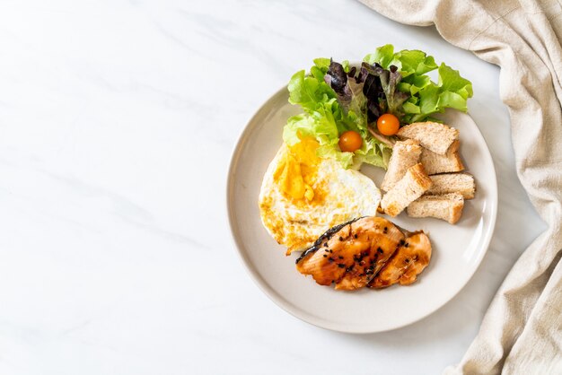 zalm teriyaki steak met gebakken ei en salade