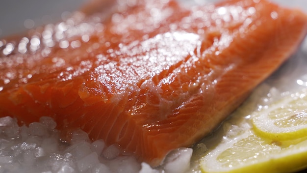 Zalm uit noorwegen op bergen markt noorwegen