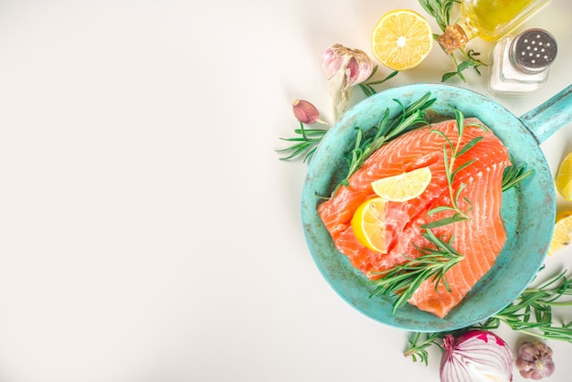 Zalm. Verse rauwe zalmvisfilet met kookingrediënten