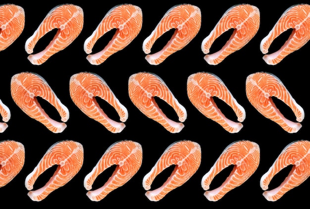 Zalm vis steaks geïsoleerd op zwarte achtergrond. omega 3 vitamine, gezonde levensstijl. natuurlijk vegetarisch eten. bovenaanzicht.