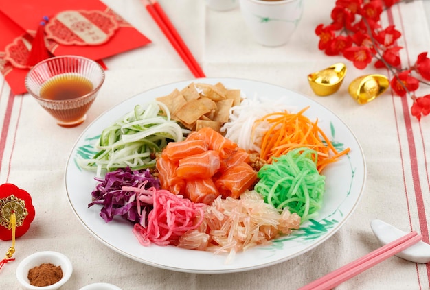 Zalm Yee Sang of Yusheng, een Chinees nieuwjaarsgerecht