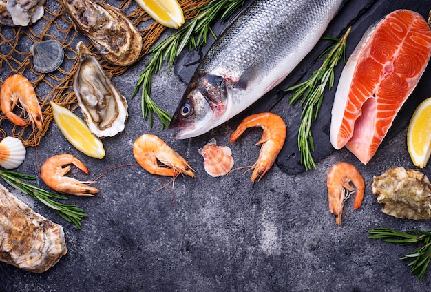 Zalm, zeebaars, garnalen en oesters