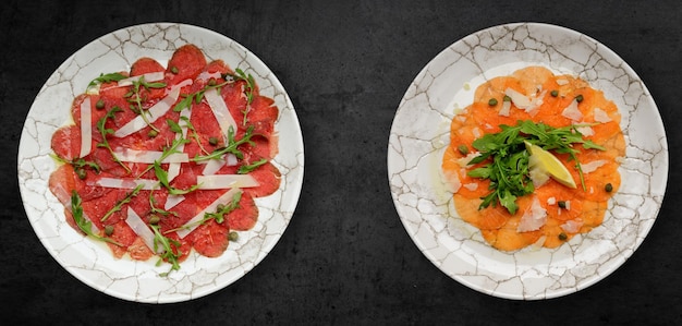 Zalmcarpaccio met Parmezaanse kaas rucola en citroen