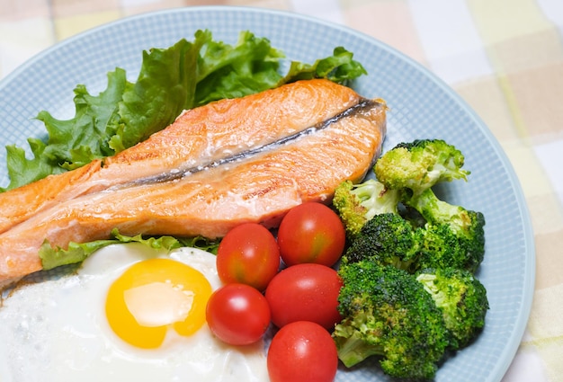 Zalmei en groenten close-up concept van keto-dieet of gezonde, goede voeding